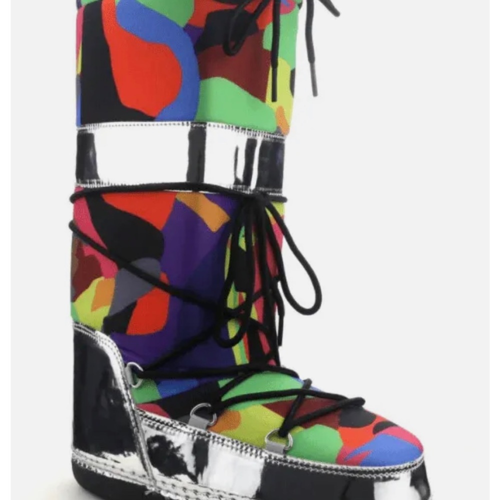 Womens camo moon boots size 9